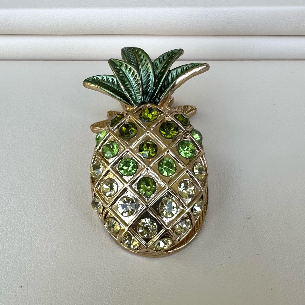 Pineapple Gold Tone Rhinestone Magnet Clip - Picture 1 of 8